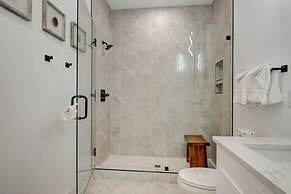 Luxury Hot tub Rooftop Deck Game Room Nashville