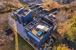 Luxury Hot tub Rooftop Deck Game Room Nashville