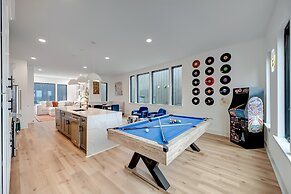 Luxury Hot tub Rooftop Deck Game Room Nashville