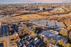 Luxury Hot tub Rooftop Deck Game Room Nashville