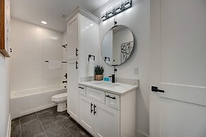 Luxury Hot tub Rooftop Deck Game Room Nashville