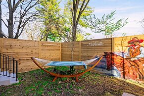 Luxury Hot tub Rooftop Deck Game Room Nashville