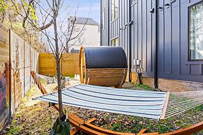 Luxury Hot tub Rooftop Deck Game Room Nashville