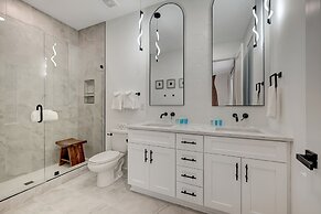 Luxury Hot tub Rooftop Deck Game Room Nashville