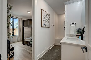 Luxury Hot tub Rooftop Deck Game Room Nashville