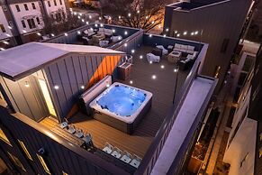 Luxury Hot tub Rooftop Deck Game Room Nashville