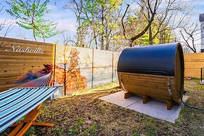 Luxury Hot tub Rooftop Deck Game Room Nashville