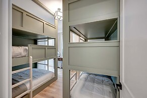 Luxury Hot tub Rooftop Deck Game Room Nashville