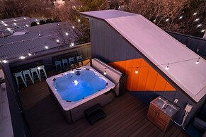 Luxury Hot tub Rooftop Deck Game Room Nashville