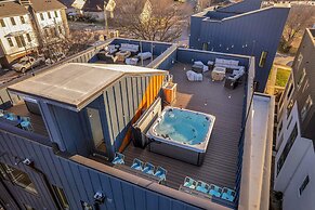 Luxury Hot tub Rooftop Deck Game Room Nashville