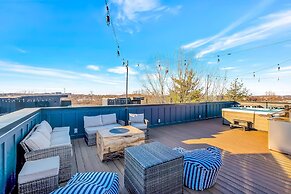 Luxury Hot tub Rooftop Deck Game Room Nashville