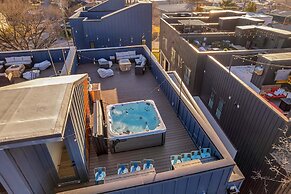 Luxury Hot tub Rooftop Deck Game Room Nashville