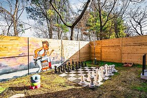 Luxury Hot tub Rooftop Deck Game Room Nashville