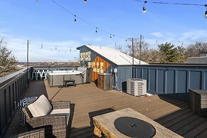 Luxury Hot tub Rooftop Deck Game Room Nashville