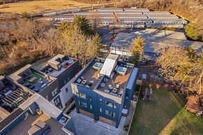 Luxury Hot tub Rooftop Deck Game Room Nashville
