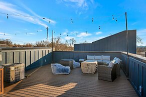 Luxury Hot tub Rooftop Deck Game Room Nashville