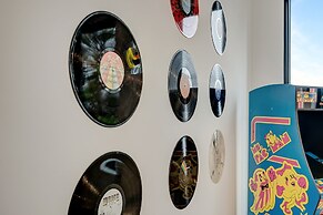 Luxury Hot tub Rooftop Deck Game Room Nashville