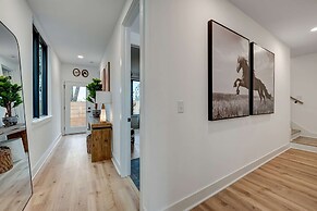 Luxury Hot tub Rooftop Deck Game Room Nashville