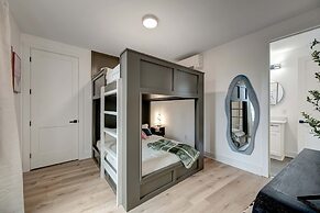 Luxury Hot tub Rooftop Deck Game Room Nashville