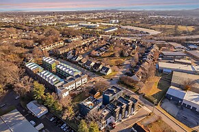 Luxury Hot tub Rooftop Deck Game Room Nashville