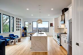 Luxury Hot tub Rooftop Deck Game Room Nashville