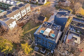 Luxury Hot tub Rooftop Deck Game Room Nashville