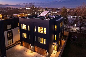Luxury Hot tub Rooftop Deck Game Room Nashville