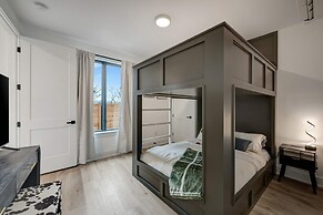 Luxury Hot tub Rooftop Deck Game Room Nashville