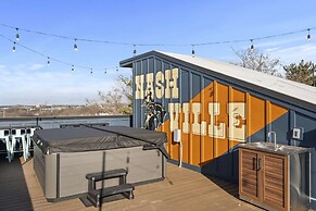 Luxury Hot tub Rooftop Deck Game Room Nashville