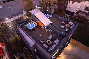 Luxury Hot tub Rooftop Deck Game Room Nashville