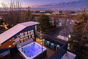 Hot Tub Game Room Rooftop Downtown Nashville