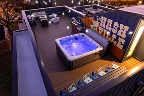 Twin Homes Hot Tub Rooftop Game Zone at Nashville