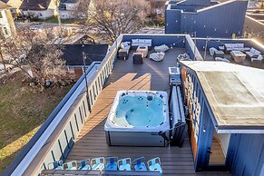 Twin Homes Hot Tub Rooftop Game Zone at Nashville