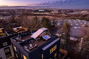 Twin Homes Hot Tub Rooftop Game Zone at Nashville