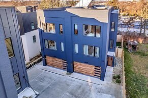 Twin Homes Hot Tub Rooftop Game Zone at Nashville