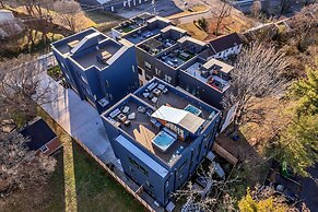 Twin Homes Hot Tub Rooftop Game Zone at Nashville