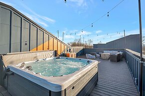 Twin Homes Hot Tub Rooftop Game Zone at Nashville