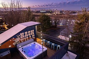 Twin Homes Hot Tub Rooftop Game Zone at Nashville