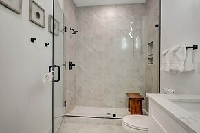 Twin Homes Hot Tub Rooftop Game Zone at Nashville