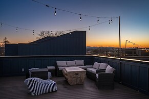 Twin Homes Hot Tub Rooftop Game Zone at Nashville