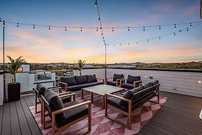 Disco Lounge Double Rooftop Hot Tub Nashville