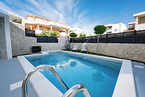 Smash C Apartments for 12- private pool