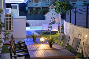 Smash C Apartments for 12- private pool