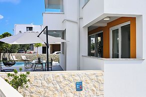 Smash C Apartments for 12- private pool