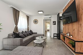 Smash C Apartments for 12- private pool