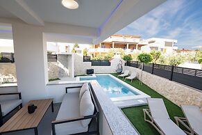 Smash C Apartments for 12- private pool