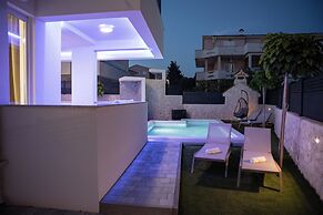 Smash C Apartments for 12- private pool