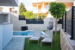 Smash C Apartments for 12- private pool