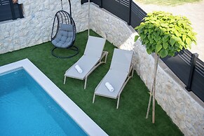 Smash C Apartments for 12- private pool