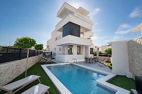 Smash C Apartments for 12- private pool